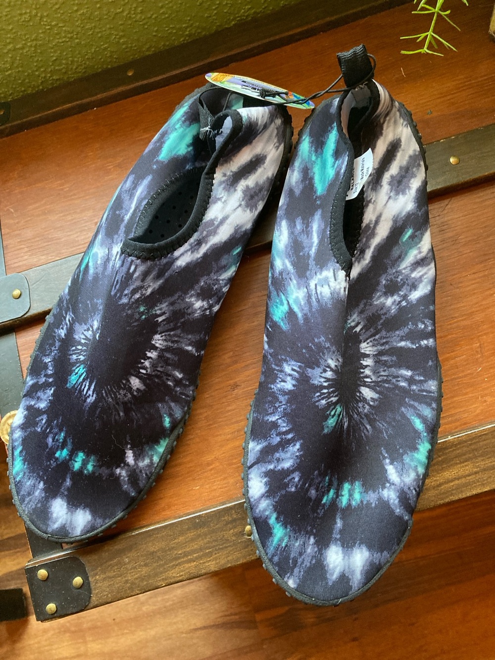 New Air Balance Men’s Size 12 tie dyed water shoes